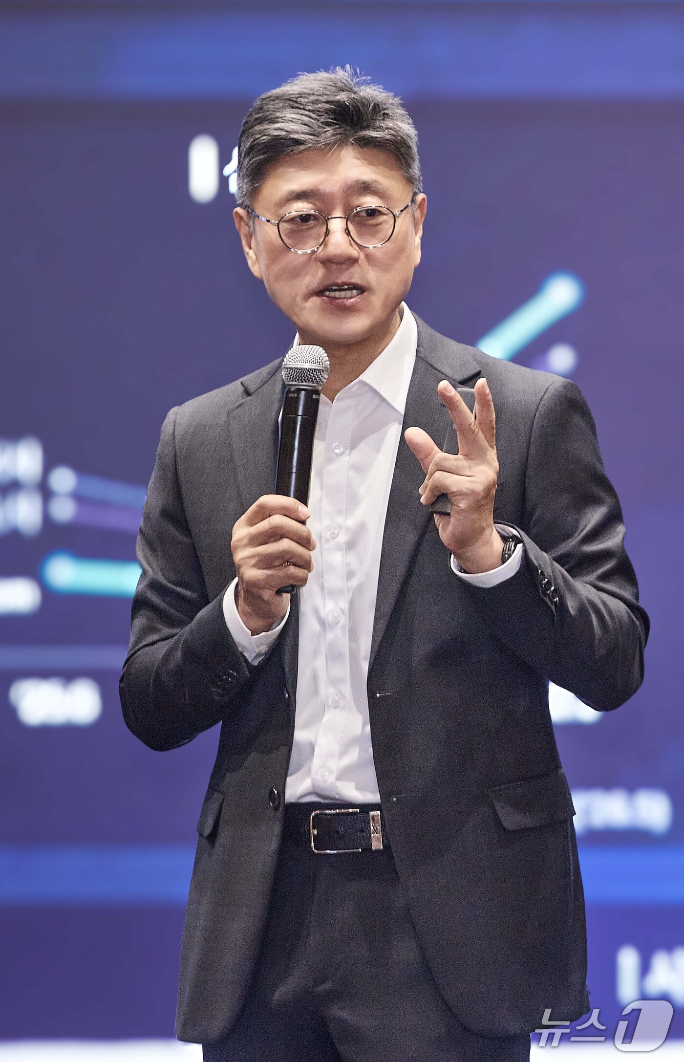(서울=뉴스1) = 정재헌 SK텔레콤 CEO가 8일 서울시 중구 을지로 SKT타워에서 구성원 대상 타운홀을 열고, 통신과 AI를 하나의 목표로 연결하는 ‘SKT 성장 기어(SKT …