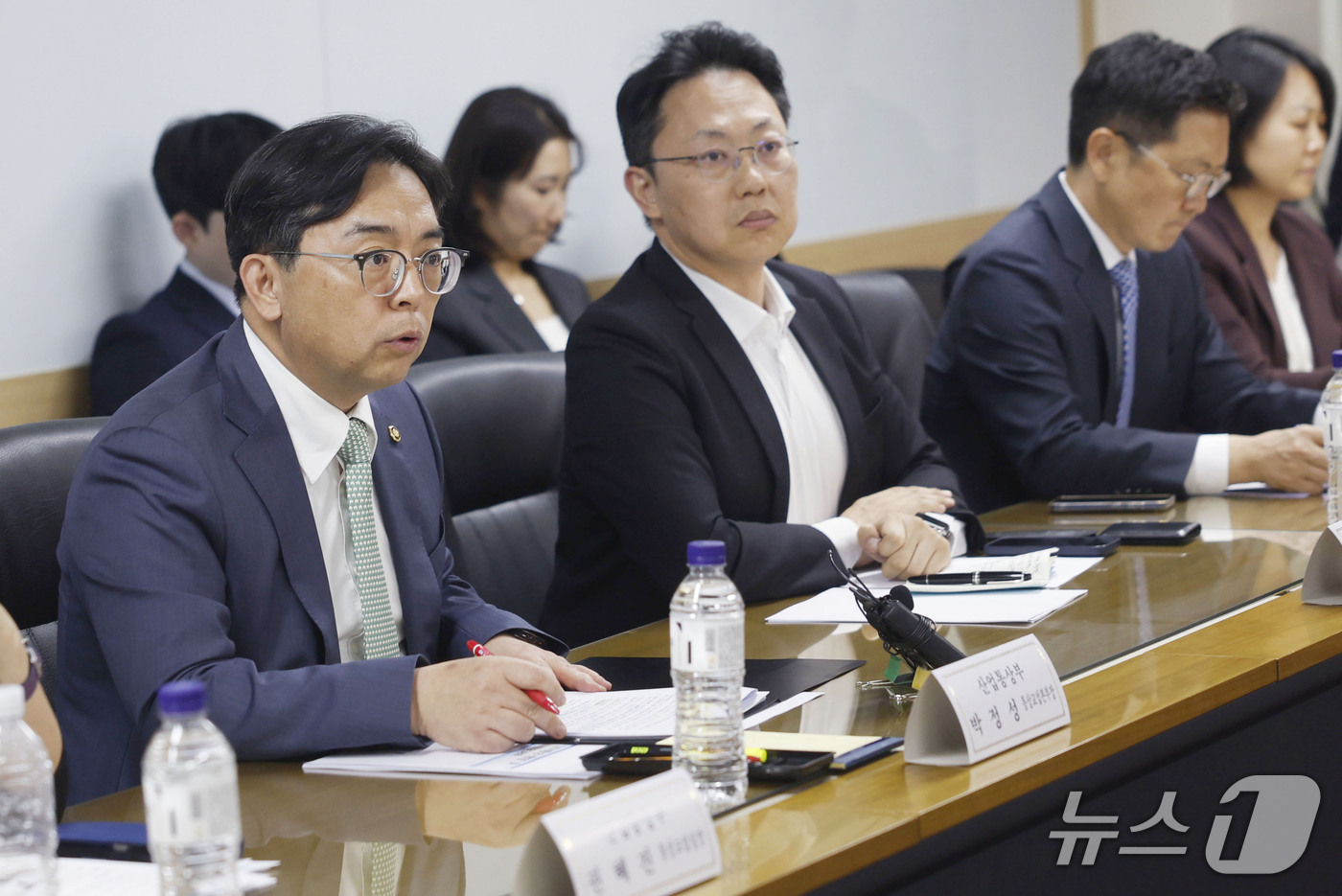 (서울=뉴스1) = 박정성 산업통상부 통상교섭본부장이 8일 오후 서울 종로구 한국생산성본부 대회의실에서 재정경제부, 외교부, 국무조정실 등의 관계 부처 통상추진위원회 위원들이 참석 …