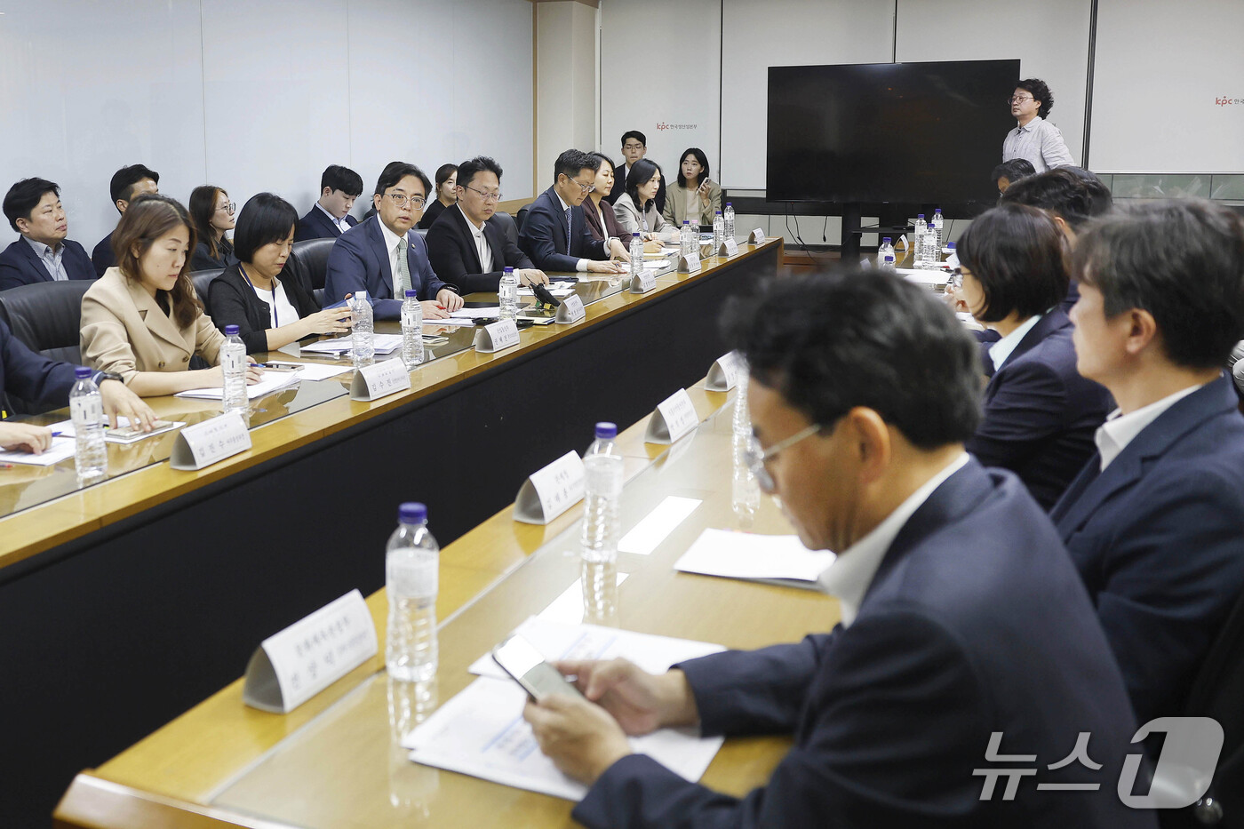 (서울=뉴스1) = 박정성 산업통상부 통상교섭본부장이 8일 오후 서울 종로구 한국생산성본부 대회의실에서 재정경제부, 외교부, 국무조정실 등의 관계 부처 통상추진위원회 위원들이 참석 …