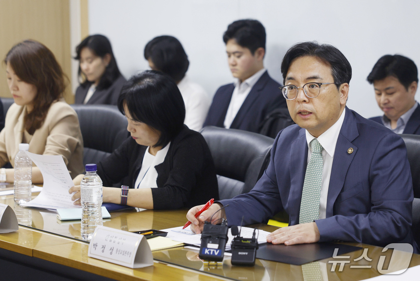 (서울=뉴스1) = 박정성 산업통상부 통상교섭본부장이 8일 오후 서울 종로구 한국생산성본부 대회의실에서 재정경제부, 외교부, 국무조정실 등의 관계 부처 통상추진위원회 위원들이 참석 …