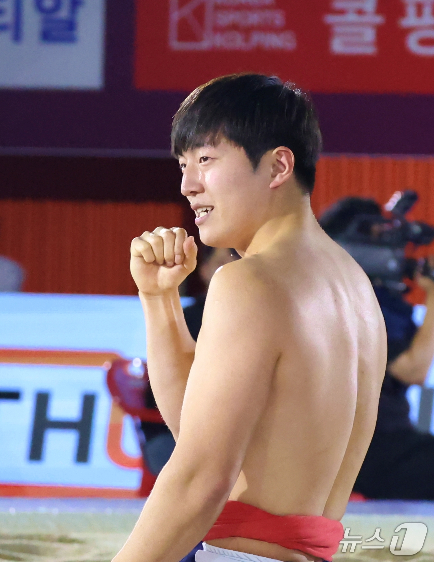 (서울=뉴스1) = 8일 충청북도 괴산군 괴산문화체육센터에서 열린 ‘위더스제약 2026 괴산추석장사씨름대회’ 태백장사(80kg이하)에 등극한 임재민(수원특례시청)이 우승 후 기쁨을 …
