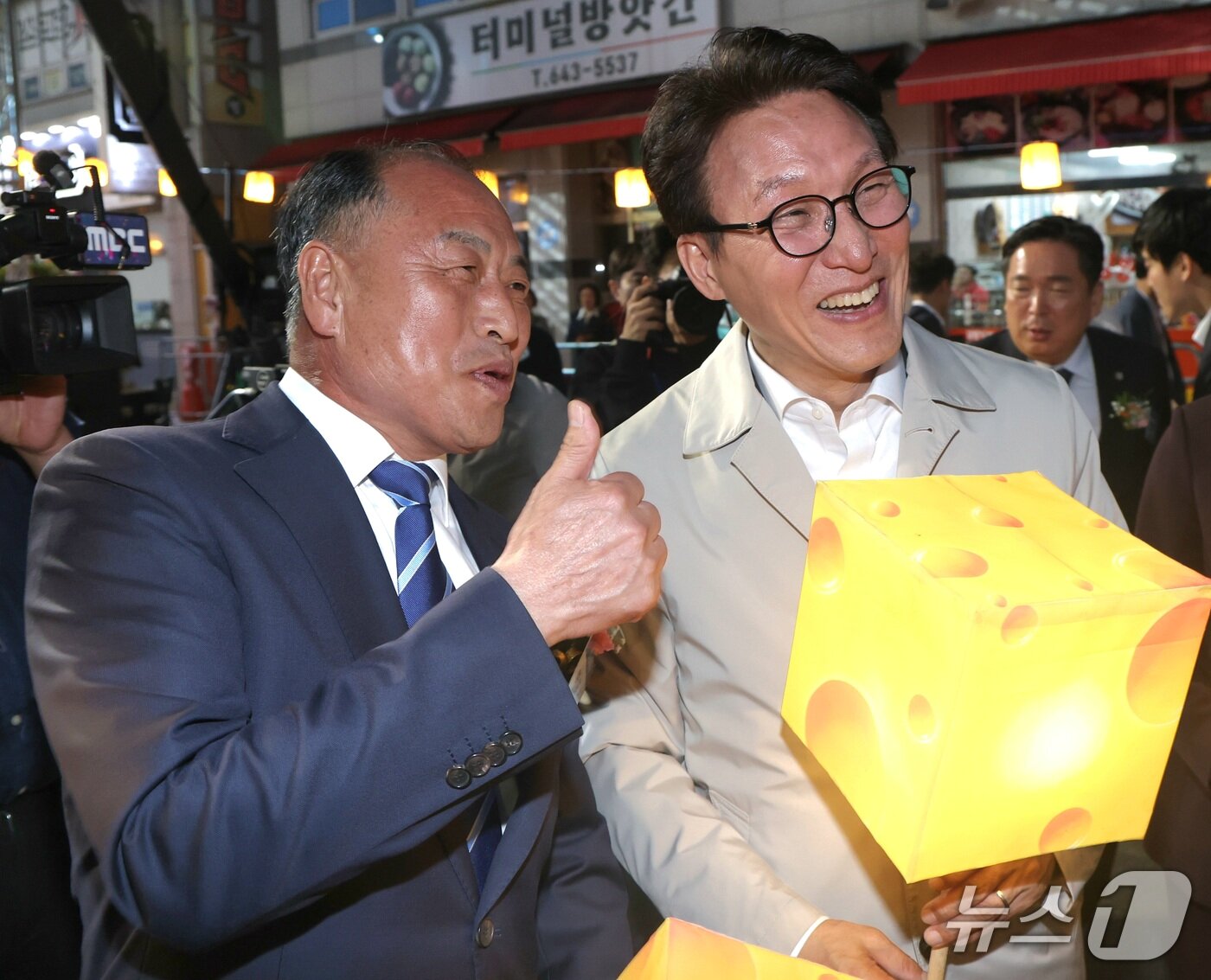본문 이미지 - 김민석 더불어민주당 대표가 8일 전북 임실군 임실시장 일원에서 열린 임실N치즈축제 개막식을 찾아 한득수 임실군수와 대화를 나누고 있다. 2026.10.8 ⓒ 뉴스1 유경석 기자