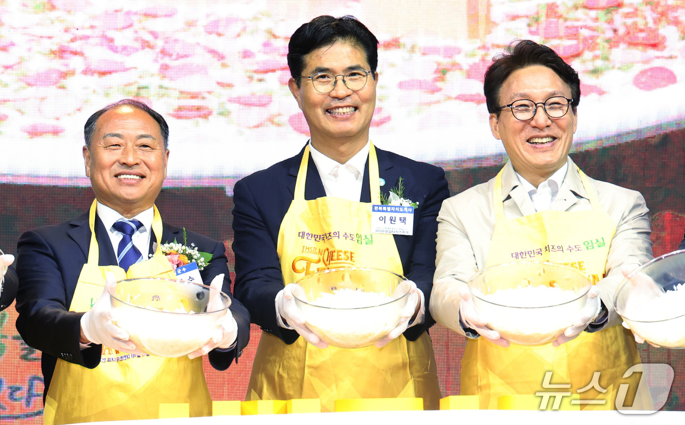 (임실=뉴스1) 유경석 기자 = 김민석 더불어민주당 대표(오른쪽부터)와 이원택 전북특별자치도지사, 한득수 임실군수를 비롯한 관계자들이 8일 전북 임실군 임실시장 일원에서 열린 20 …