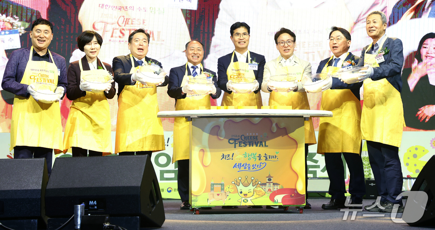 (임실=뉴스1) 유경석 기자 = 김민석 더불어민주당 대표(오른쪽 세 번째부터)와 이원택 전북특별자치도지사, 한득수 임실군수를 비롯한 관계자들이 8일 전북 임실군 임실시장 일원에서 …