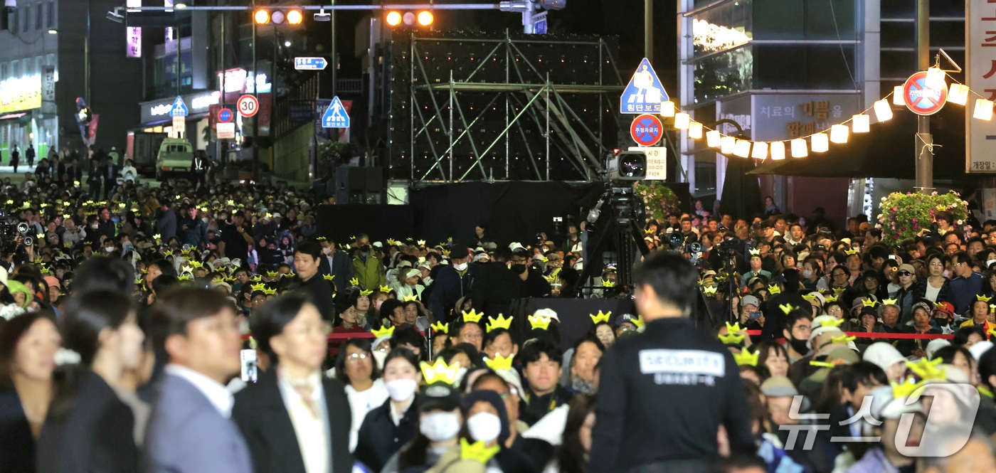 (임실=뉴스1) 유경석 기자 = 2026 임실N치즈축제 개막식이 열린 8일 전북 임실군 임실시장 일원에 마련된 행사장이 방문객들로 북적이고 있다. 2026.10.8/뉴스1