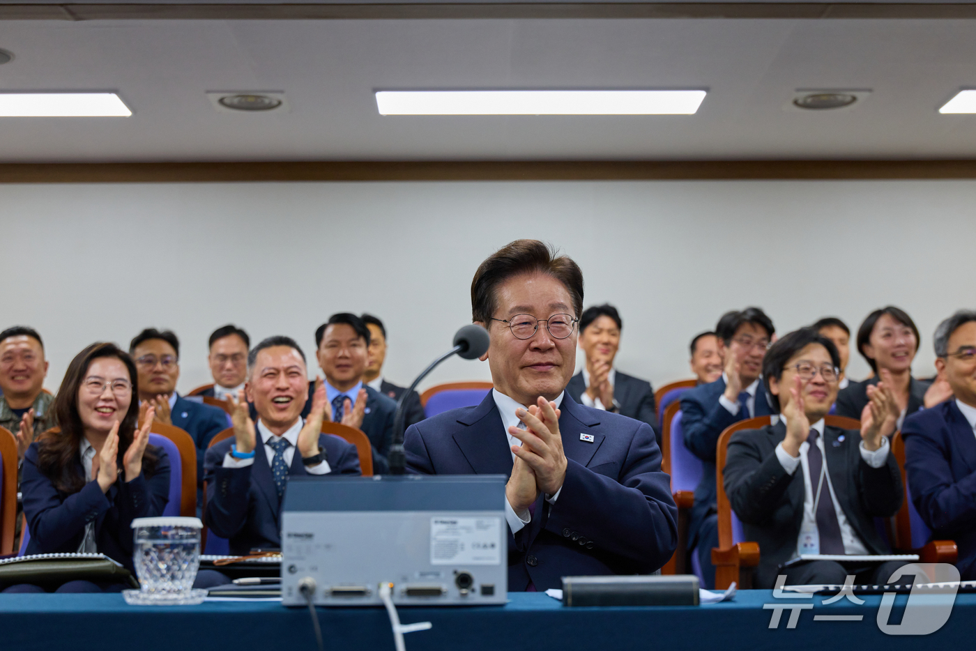 (서울=뉴스1) 허경 기자 = 이재명 대통령이 8일 국방과학연구소 안흥종합시험장에서 우리 기술로 연구개발 중인 극초음속 활공비행체(HGV)의 최초 시험발사를 참관하며 박수 치고 있 …
