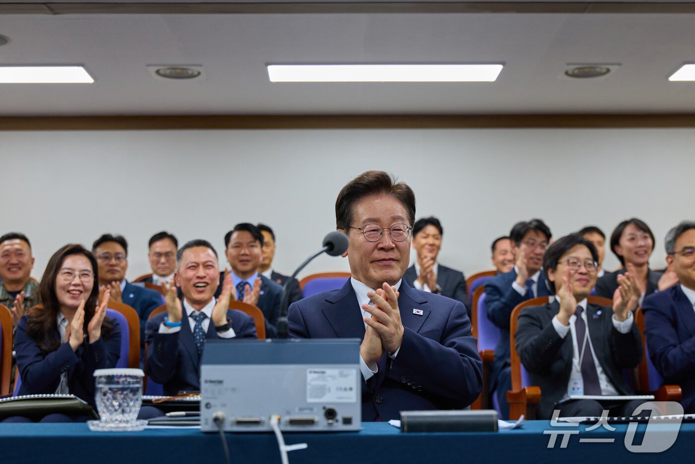 본문 이미지 - 이재명 대통령이 8일 국방과학연구소 안흥종합시험장에서 우리 기술로 연구개발 중인 극초음속 활공비행체(HGV)의 최초 시험발사를 참관하며 박수 치고 있다. (청와대 제공. 재판매 및 DB 금지) 2026.10.8 ⓒ 뉴스1 허경 기자