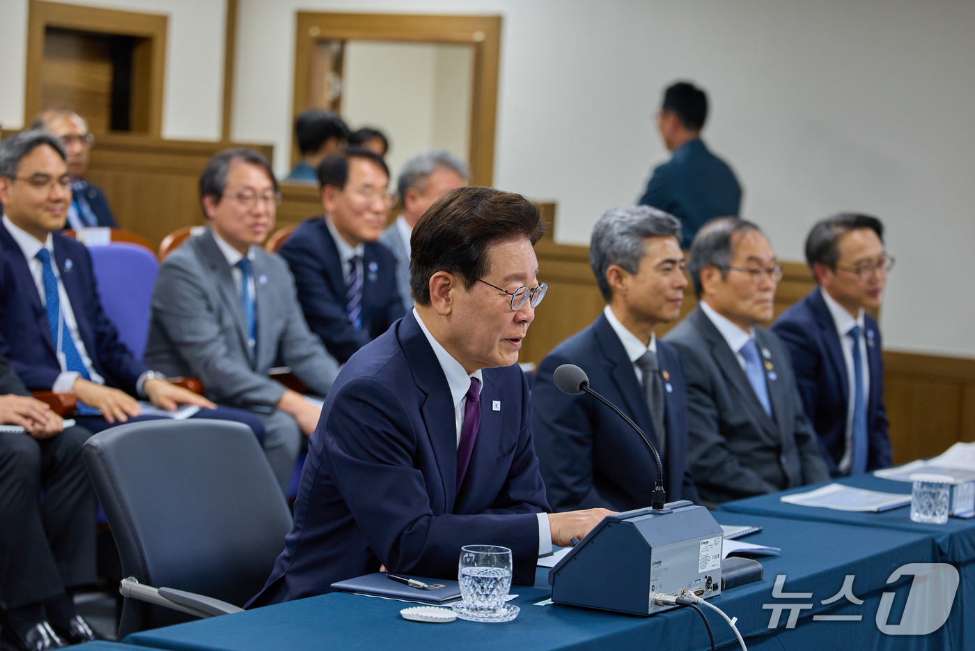 (서울=뉴스1) 허경 기자 = 이재명 대통령이 8일 국방과학연구소 안흥종합시험장에서 우리 기술로 연구개발 중인 극초음속 활공비행체(HGV)의 최초 시험발사를 성공시킨 실무진들을 격 …