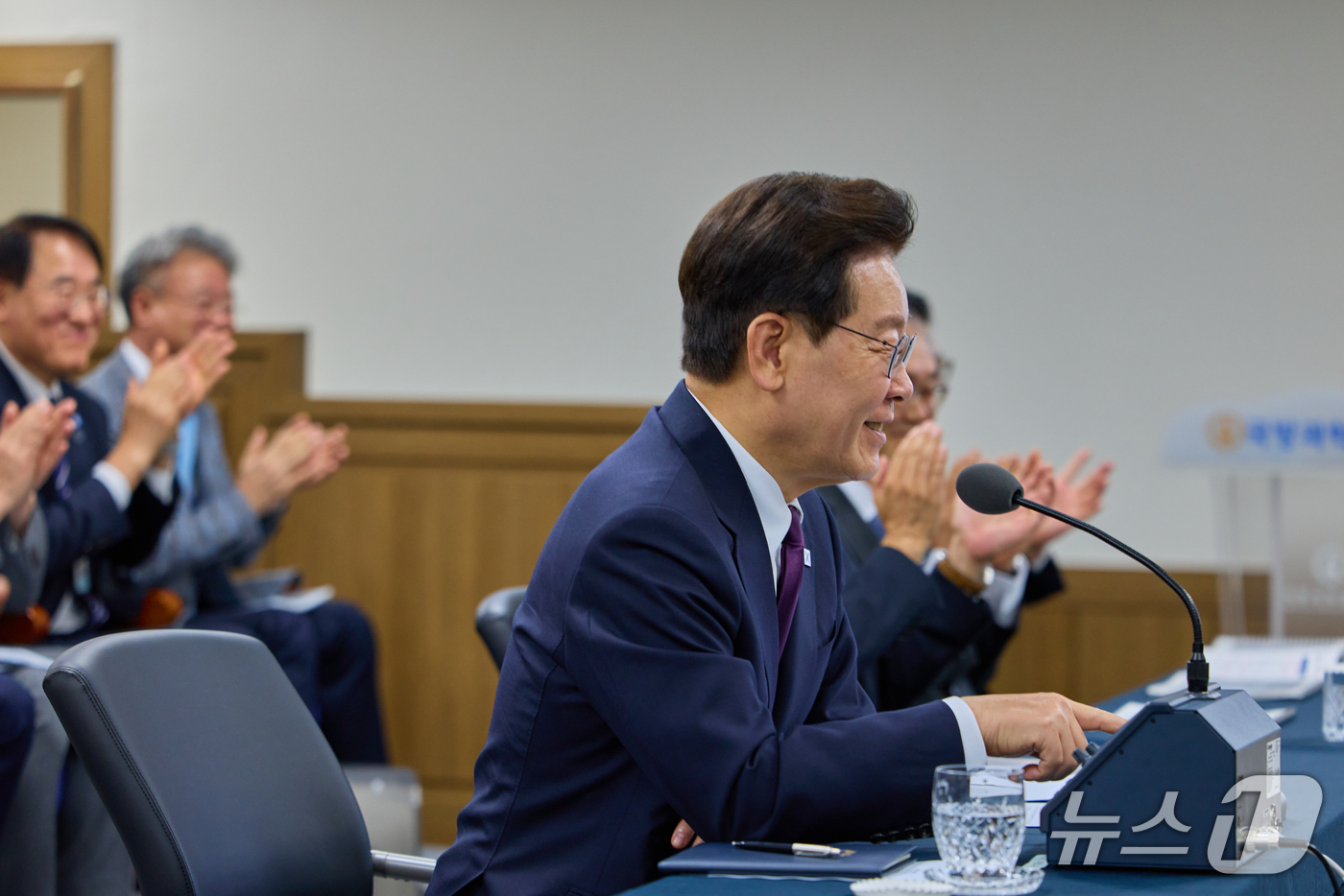 (서울=뉴스1) 허경 기자 = 이재명 대통령이 8일 대전 국방과학연구소 안흥종합시험장에서 우리 기술로 연구개발 중인 극초음속 활공비행체(HGV)의 최초 시험발사를 성공시킨 실무진들 …