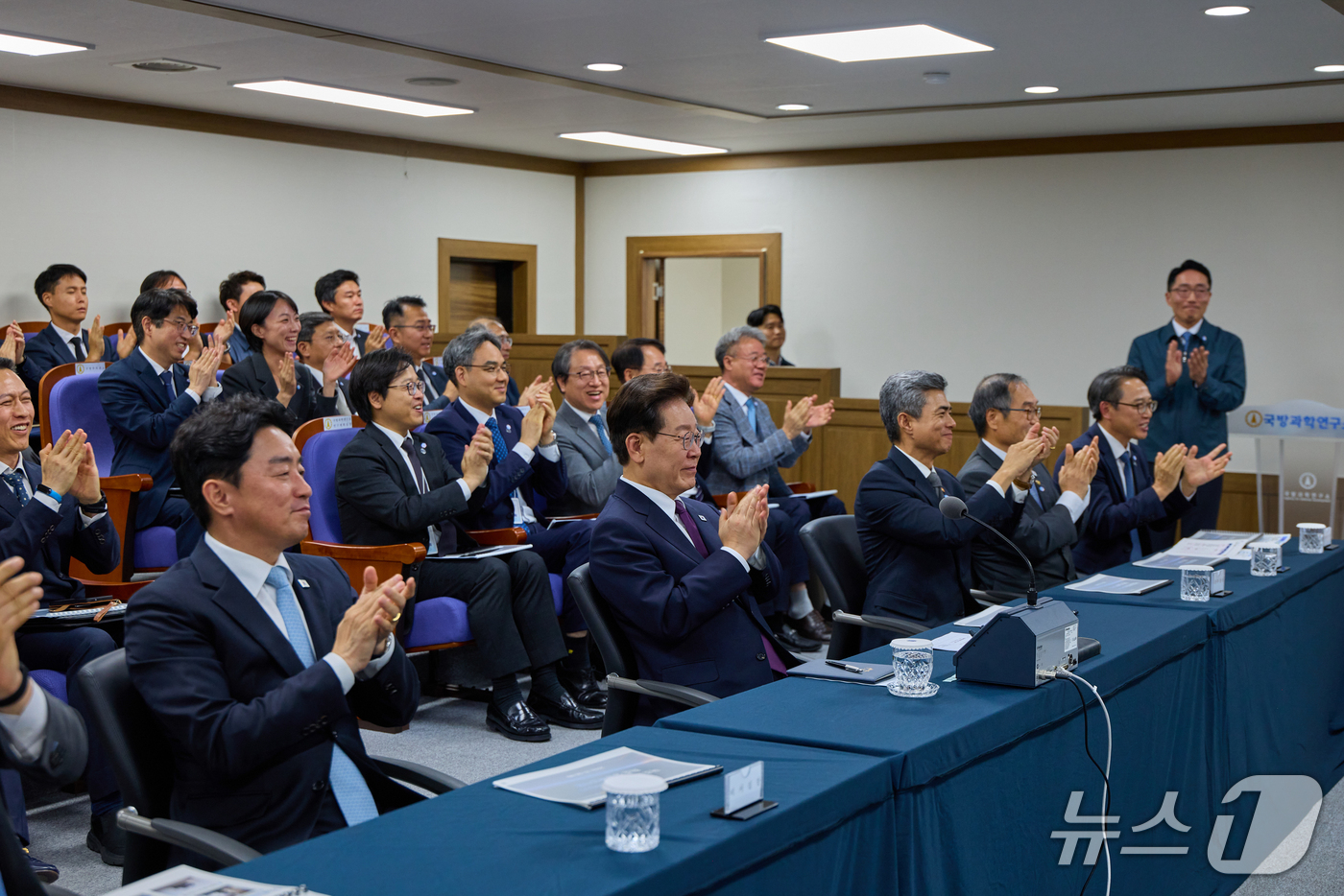 (서울=뉴스1) 허경 기자 = 이재명 대통령이 8일 국방과학연구소 안흥종합시험장에서 우리 기술로 연구개발 중인 극초음속 활공비행체(HGV)의 최초 시험발사를 참관하며 박수 치고 있 …