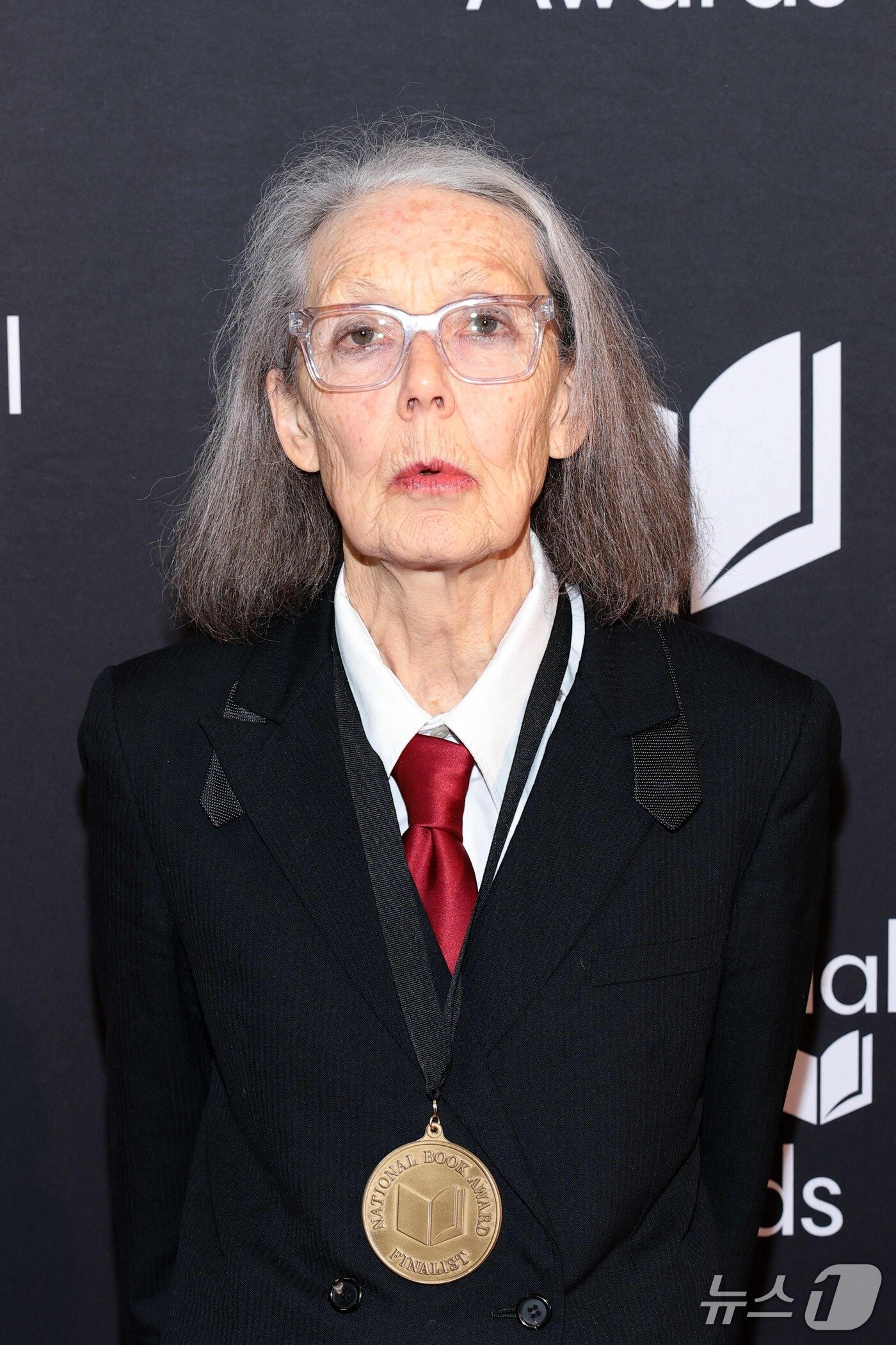 본문 이미지 - 스웨덴 한림원이 8일 오후 캐나다 작가 앤 카슨을 2026년 노벨문학상 수상자로 발표했다. 사진은 앤 카슨이 지난 2024년 11월 20일 뉴욕 시프리아니 월 스트리트에서 열린 제75회 미국 국립도서상 시상식에 참석한 모습. ⓒ AFP=뉴스1