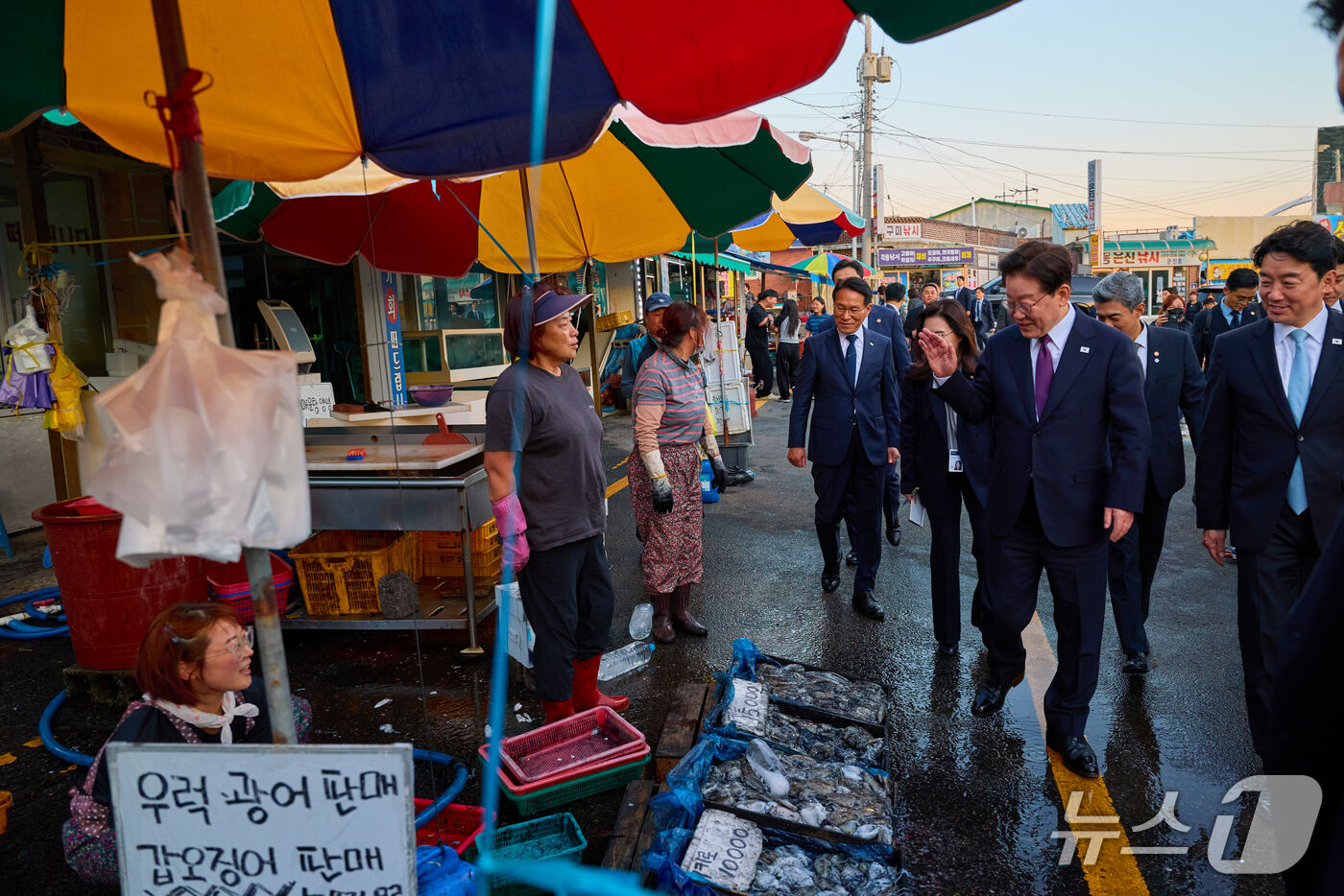 (서울=뉴스1) 허경 기자 = 이재명 대통령이 8일 \'극초음속 활공비행체(HGV)\' 최초 시험발사를 참관한 뒤 충남 태안 안흥포구를 찾아 시민들과 인사하고 있다. (청와대 제공 …