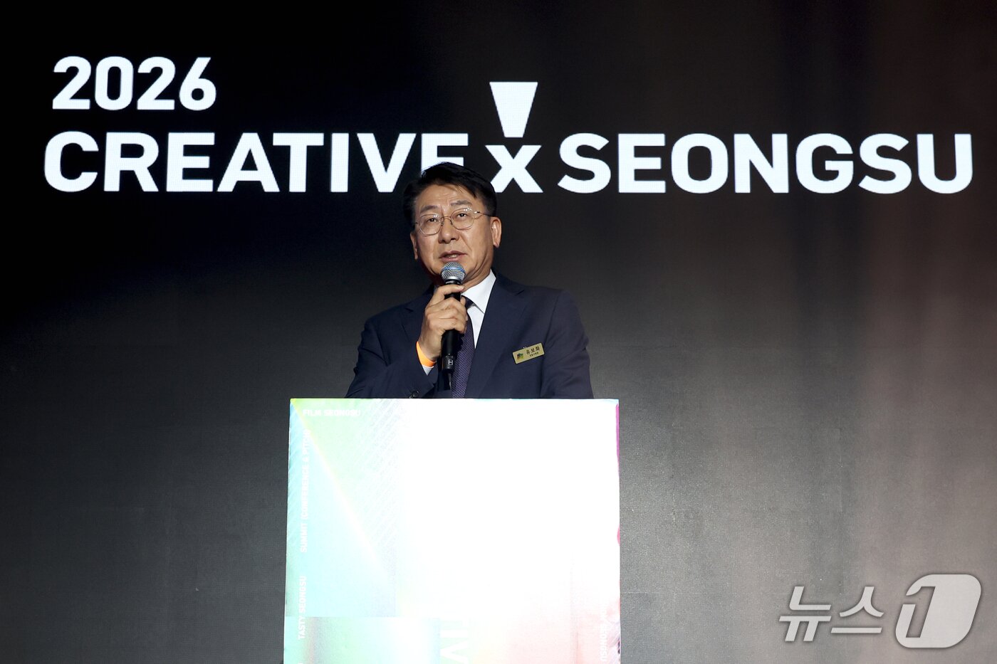 본문 이미지 - 유보화 성동구청장이 '2026 크리에이티브X성수' 주제 전시 개막식에 참석해 축사를 하고 있다. (성동구 제공)