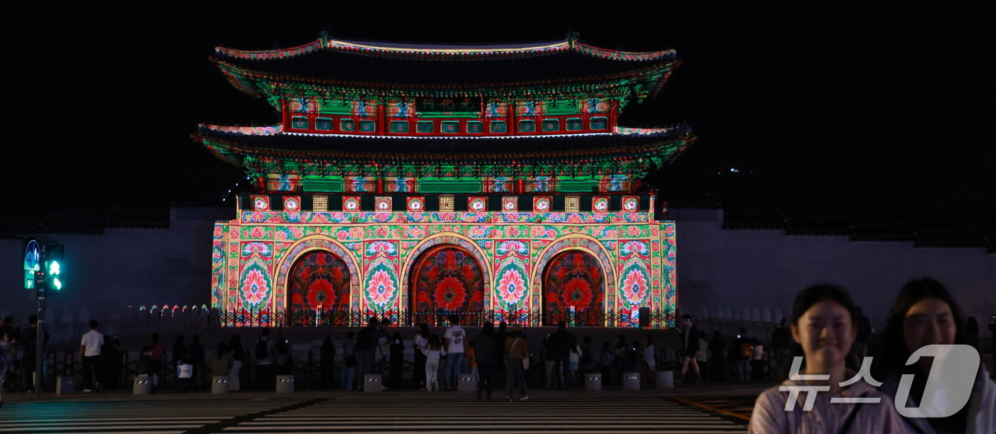 (서울=뉴스1) 구윤성 기자 = 8일 서울 경복궁 광화문에 한글날 제정 100주년 기념 외벽 영상이 나타나고 있다. 2026.10.8/뉴스1
