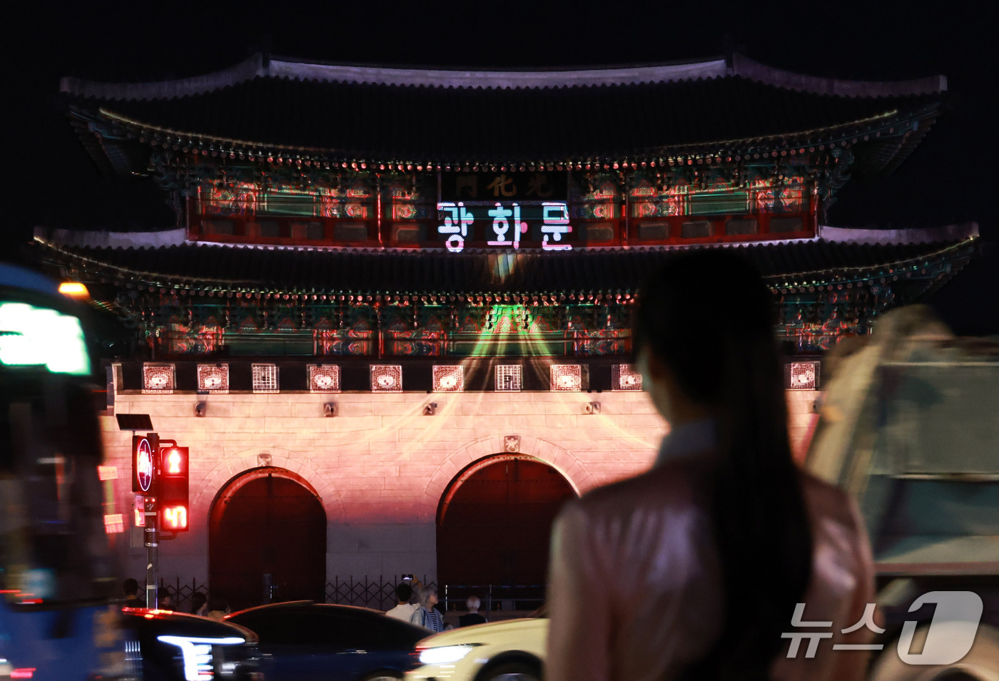 (서울=뉴스1) 구윤성 기자 = 8일 서울 경복궁 광화문에 한글날 제정 100주년 기념 외벽 영상이 나타나고 있다. 2026.10.8/뉴스1