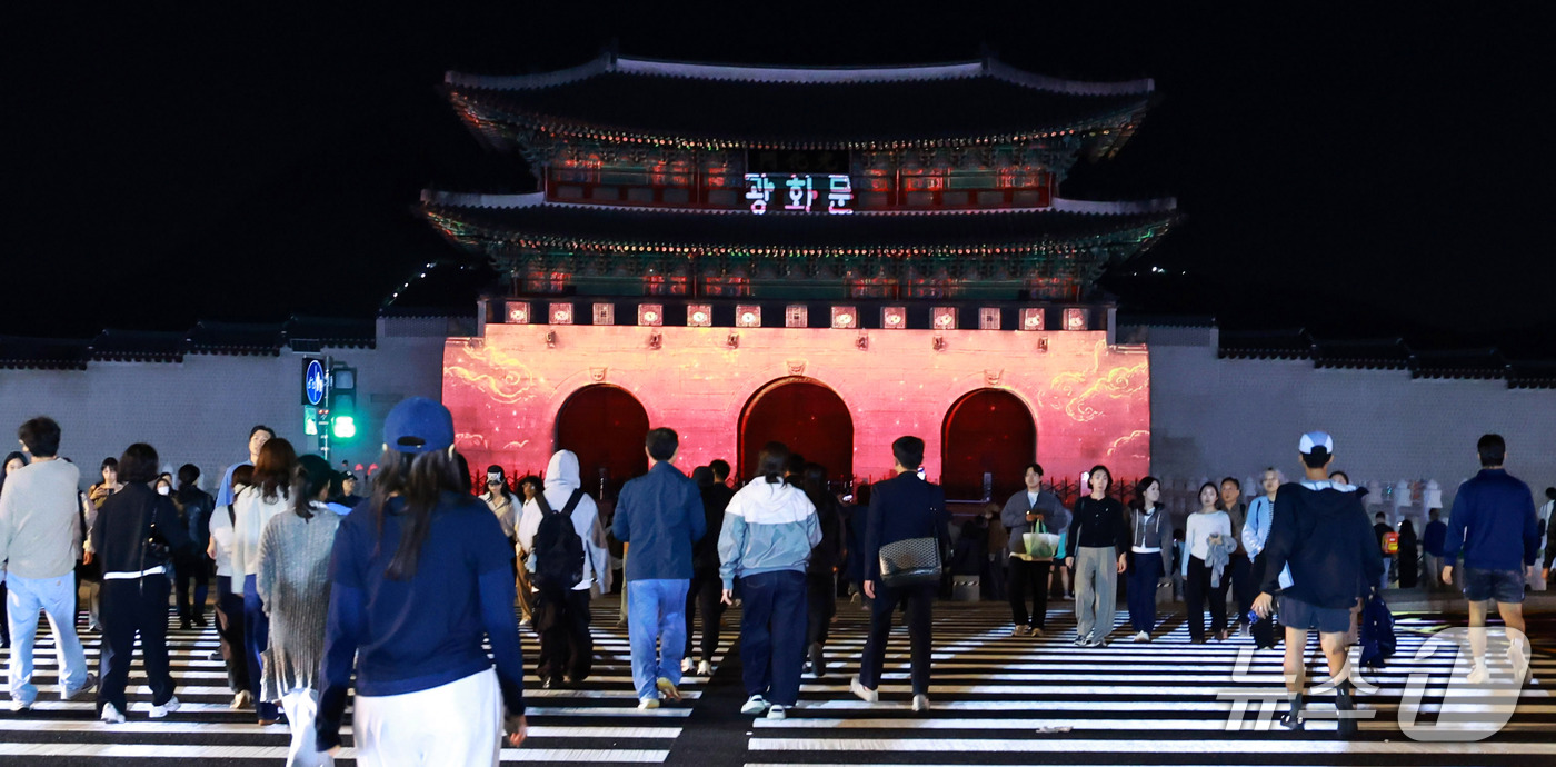 (서울=뉴스1) 구윤성 기자 = 8일 서울 광화문광장에서 열린 한글날 100주년 전야제에서 광화문 외벽 영상이 나타나고 있다. 2026.10.8/뉴스1