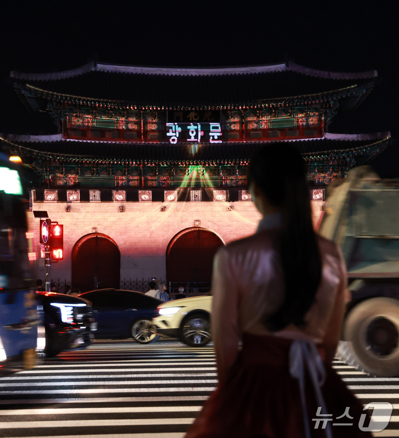(서울=뉴스1) 구윤성 기자 = 8일 서울 경복궁 광화문에 한글날 제정 100주년 기념 외벽 영상이 나타나고 있다. 2026.10.8/뉴스1