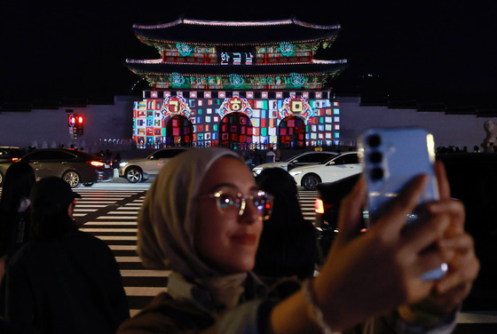 '한글날 100주년 전야제 기념' 광화문 비추는 한글