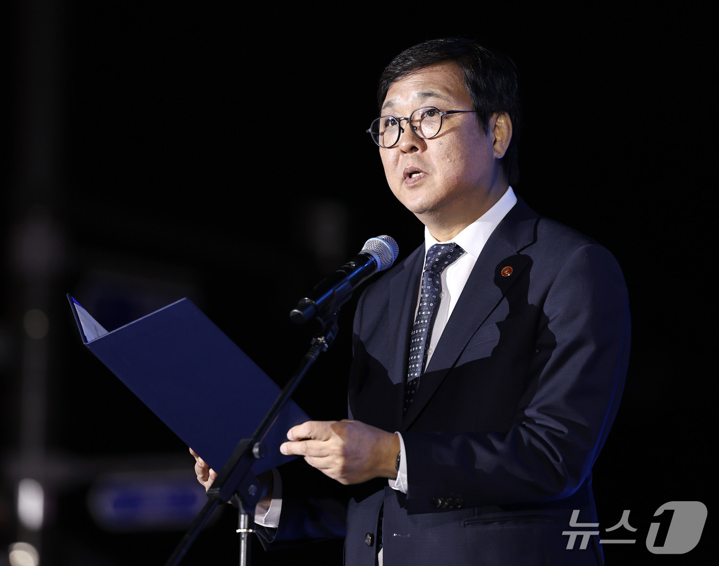 (서울=뉴스1) 구윤성 기자 = 최휘영 문화체육관광부 장관이 8일 서울 광화문광장에서 열린 한글날 제정 100주년 전야제에서 삶에 담긴 한글의 의미를 낭독하고 있다. 2026.10 …