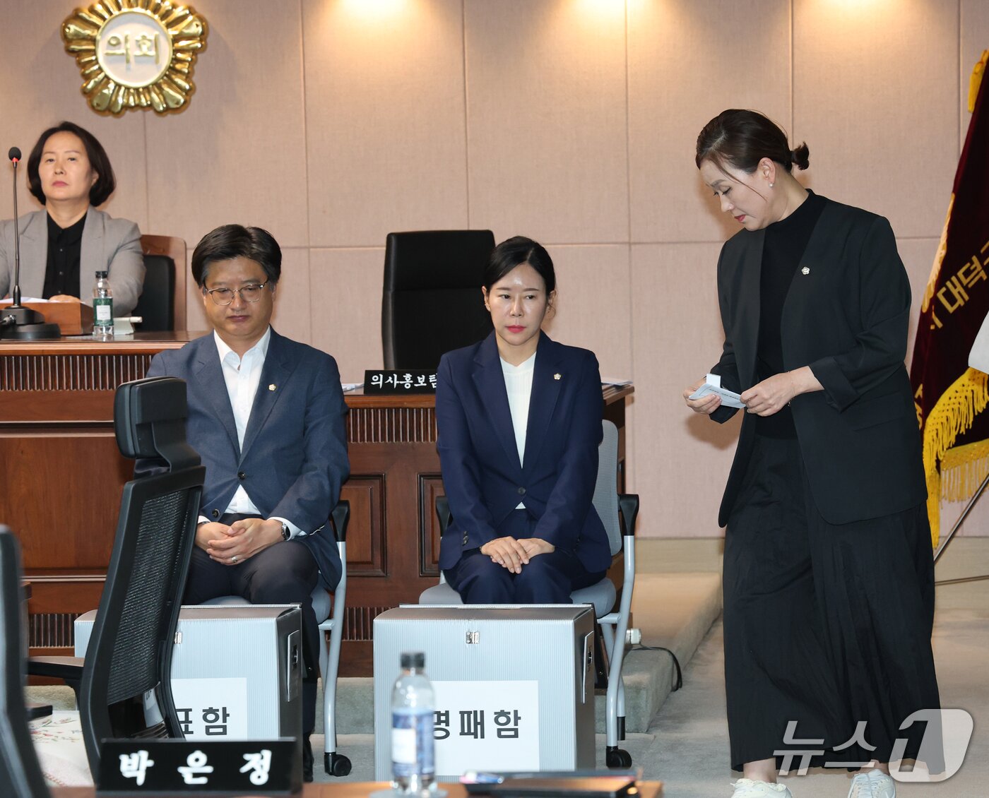 본문 이미지 - 8일 대덕구의회 본회의장에서 이삼남 대덕구의원이 투표하고 있다. ⓒ 뉴스1 김기태 기자