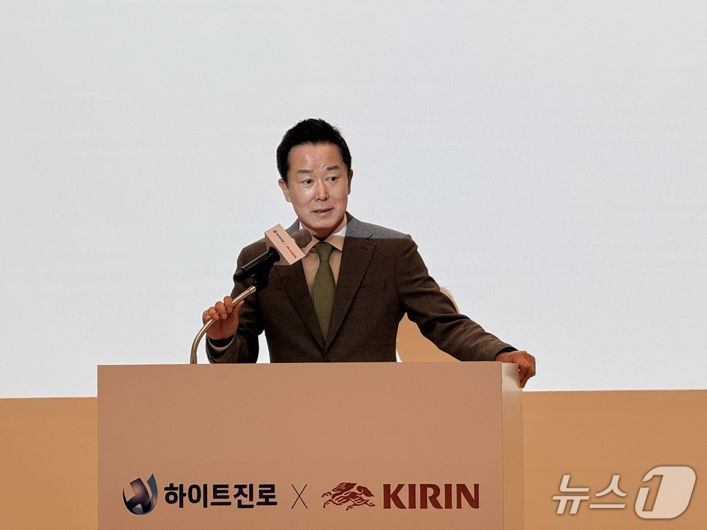 본문 이미지 - 장인섭 하이트진로 대표가 기자간담회에서 인사말을 하고 있다. ⓒ News1 황두현 기자
