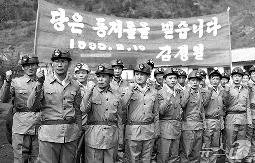 (평양 노동신문=뉴스1) = 북한 노동당 기관지 노동신문은 9일 당 창건기념일을 앞두고 '당을 따라 걸어온 한길'이라는 기사를 싣고 당에 대한 충성을 강조했다. [국내에서만 사용가 …