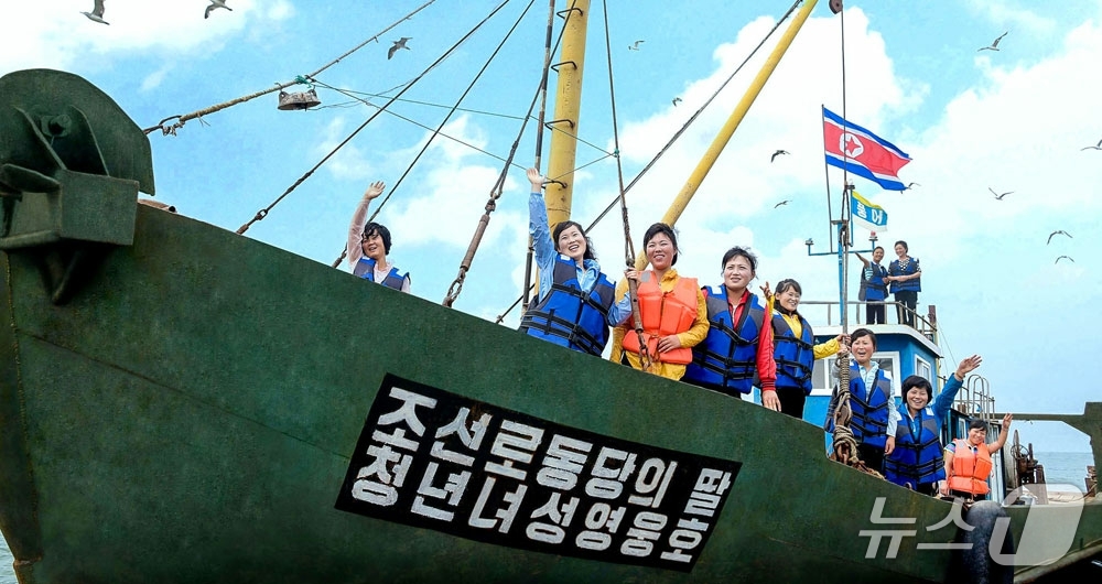 (평양 노동신문=뉴스1) = 북한 노동당 기관지 노동신문은 9일 당 창건기념일을 앞두고 '당을 따라 걸어온 한길'이라는 기사를 싣고 당에 대한 충성을 강조했다. 사진은 남포시 수산 …
