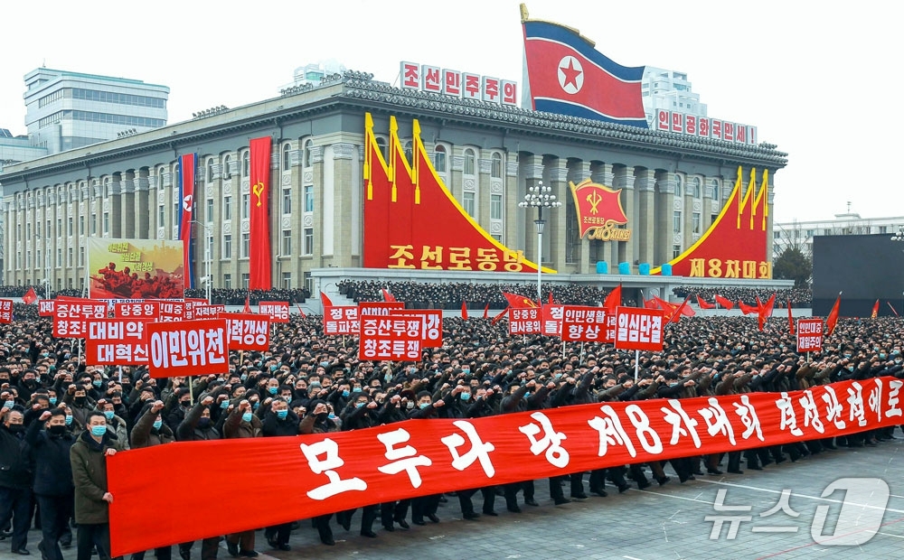 (평양 노동신문=뉴스1) = 북한 노동당 기관지 노동신문은 9일 당 창건기념일을 앞두고 '당을 따라 걸어온 한길'이라는 기사를 싣고 당에 대한 충성을 강조했다. [국내에서만 사 …