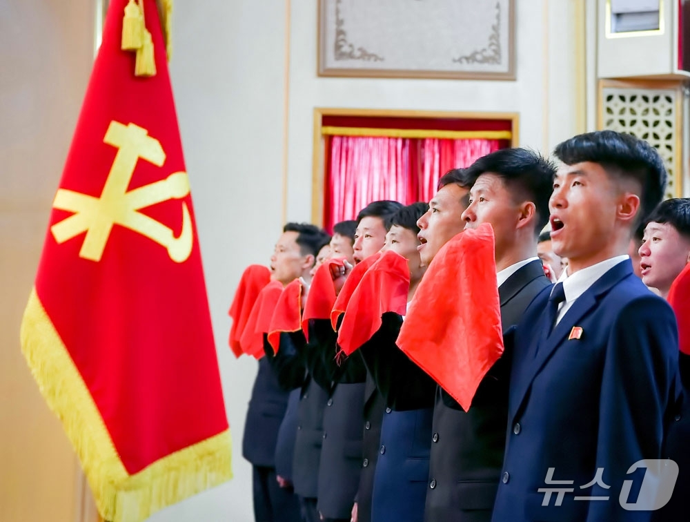 (평양 노동신문=뉴스1) = 북한 노동당 기관지 노동신문은 9일 당 창건기념일을 앞두고 '당을 따라 걸어온 한길'이라는 기사를 싣고 당에 대한 충성을 강조했다. [국내에서만 사 …