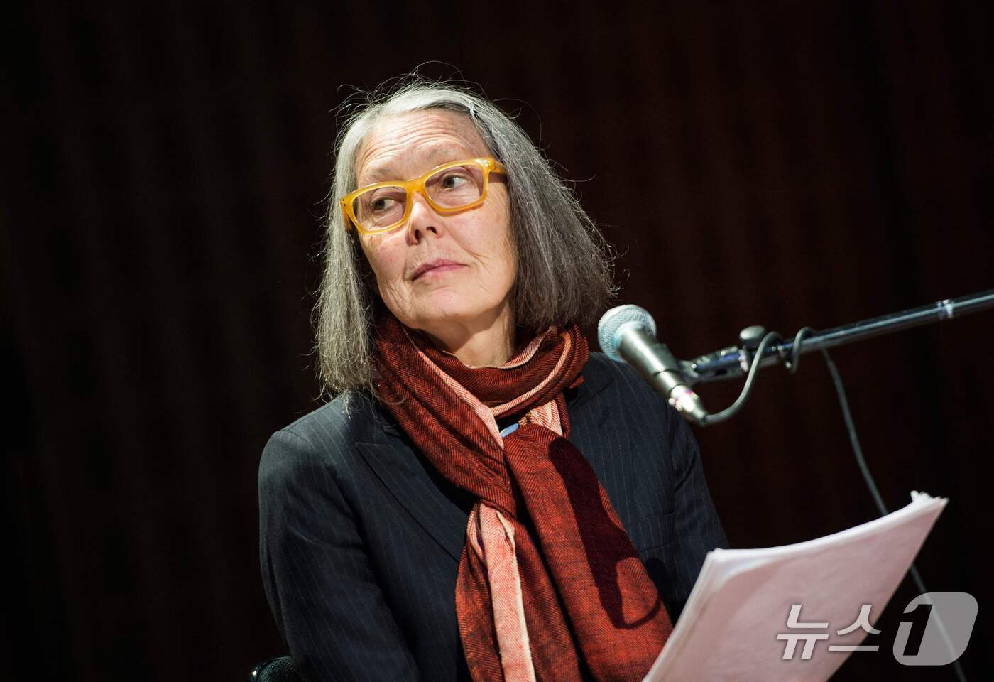 본문 이미지 - 캐나다 시인 앤 카슨(76·Anne Carson)이 2026년 노벨문학상 수상자로 선정됐다. 스웨덴 한림원은 8일 오후(한국 시각) 2026년 노벨문학상 수상자로 캐나다 출신 고전문헌학자이자 시인인 앤 카슨을 선정했다고 발표했다. 사진은 앤 카슨이 지난 2015년 5월 8일 스웨덴 스톡홀름의 모더나 뮤지엣 미술관에서 작품 '안티고닉'을 공연하는 모습. ⓒ AFP=뉴스1