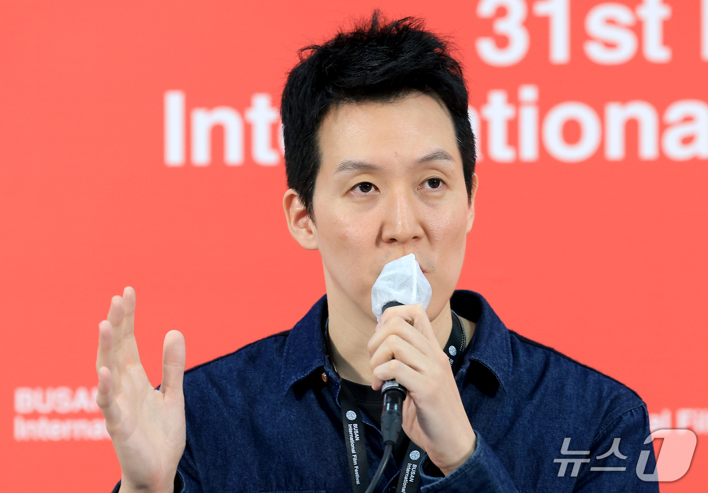 (부산=뉴스1) 권현진 기자 = 김정훈 감독이 9일 부산 해운대구 영화의전당 비프힐에서 열린 경쟁 ‘면도’ 기자회견에서 취재진 질문에 답하고 있다. 2026.10.9/뉴스1