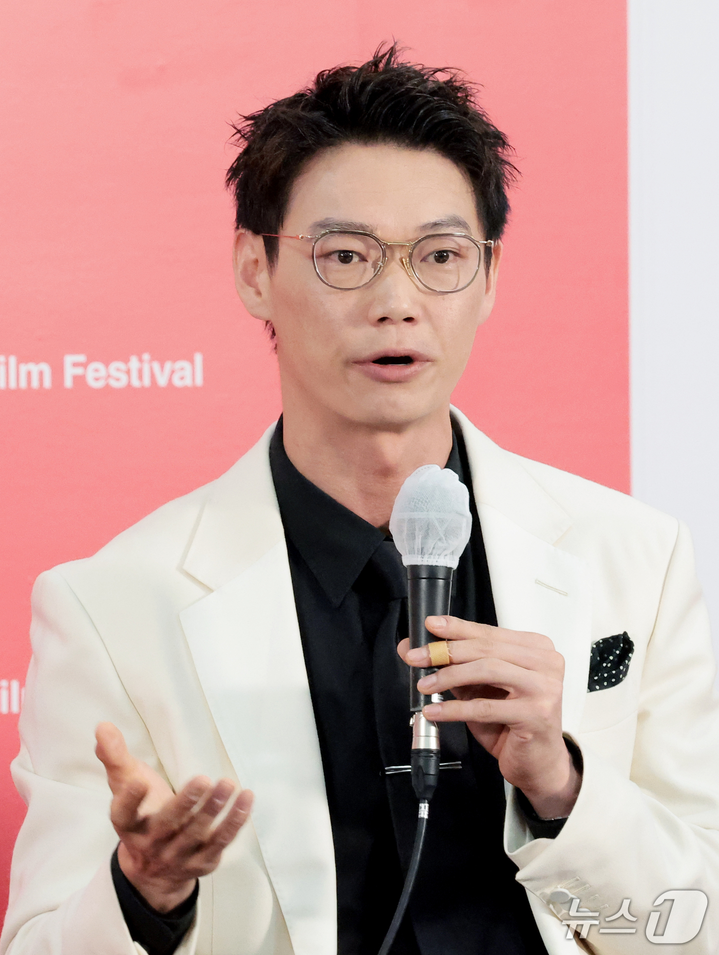 (부산=뉴스1) 권현진 기자 = 배우 카사마츠 쇼가 9일 부산 해운대구 영화의전당 비프힐에서 열린 경쟁 ‘면도’ 기자회견에서 인사말을 하고 있다. 2026.10.9/뉴스1