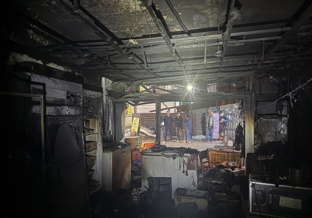 부산 부전시장 인근 채소가게 '불'…12일 합동감식