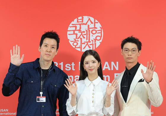 포즈 취하는 '면도' 주역들