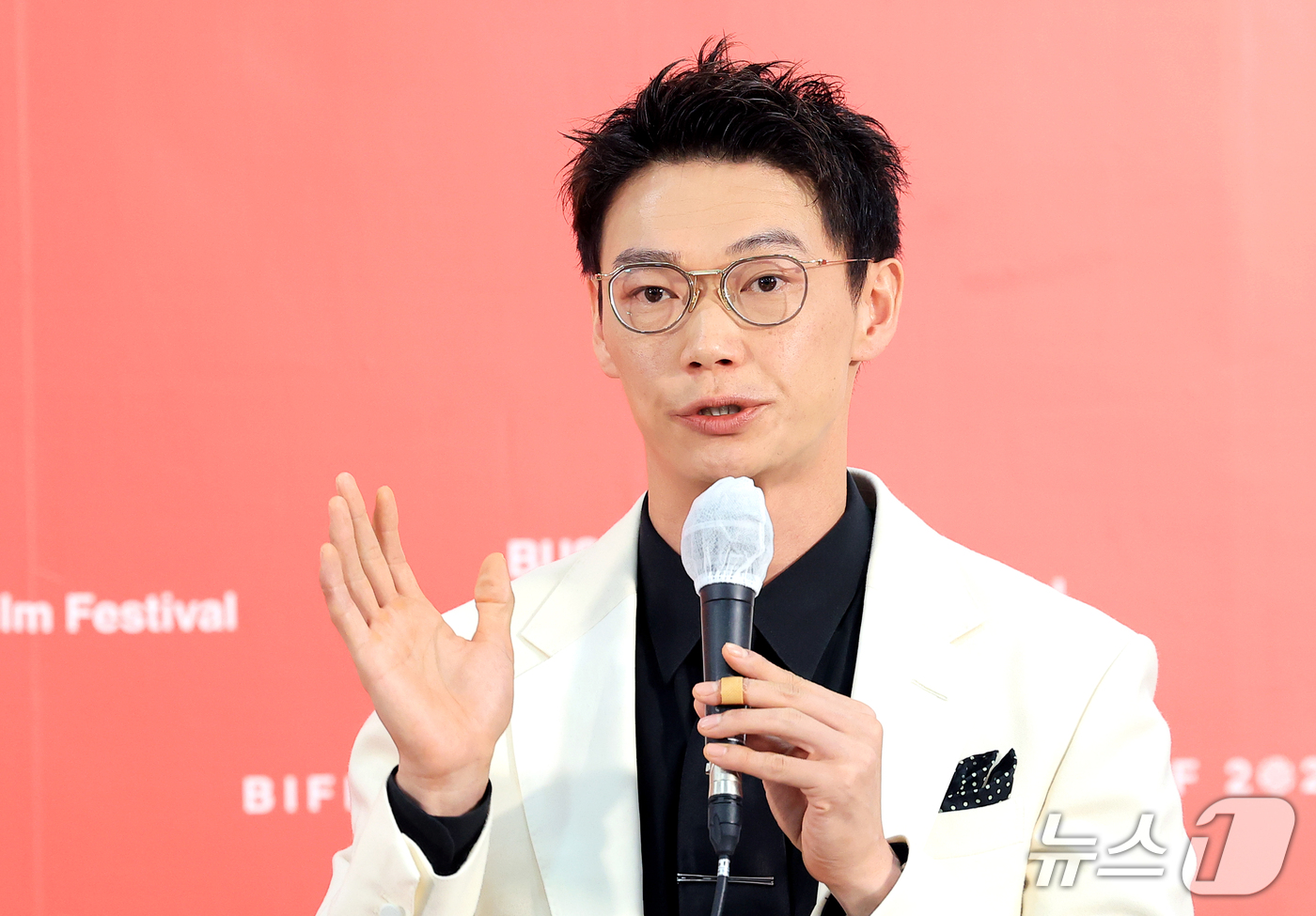 (부산=뉴스1) 권현진 기자 = 배우 카사마츠 쇼가 9일 부산 해운대구 영화의전당 비프힐에서 열린 경쟁 ‘면도’ 기자회견에서 취재진 질문에 답하고 있다. 2026.10.9/뉴스1