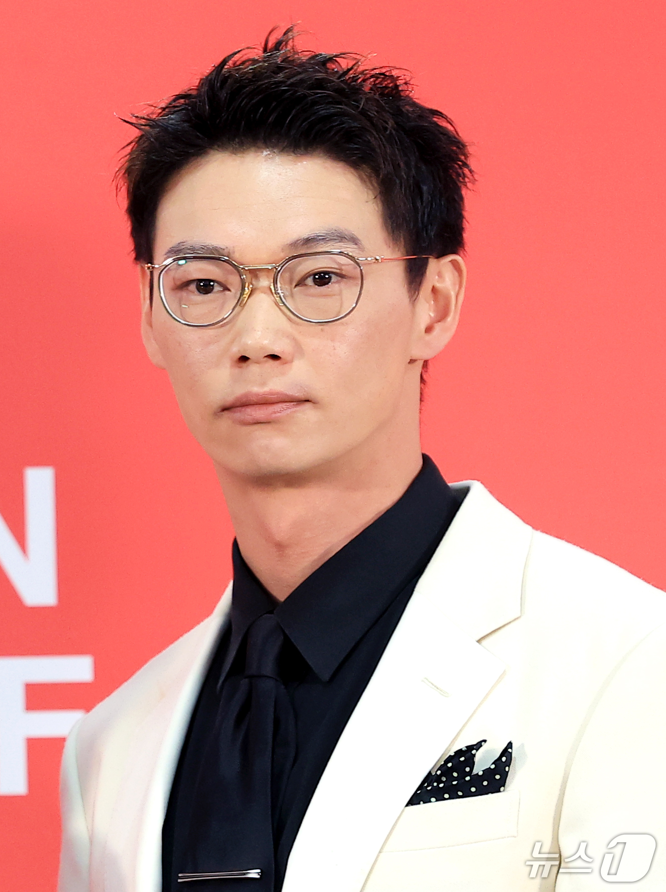 (부산=뉴스1) 권현진 기자 = 배우 카사마츠 쇼가 9일 부산 해운대구 영화의전당 비프힐에서 열린 경쟁 ‘면도’ 기자회견에서 포즈를 취하고 있다. 2026.10.9/뉴스1