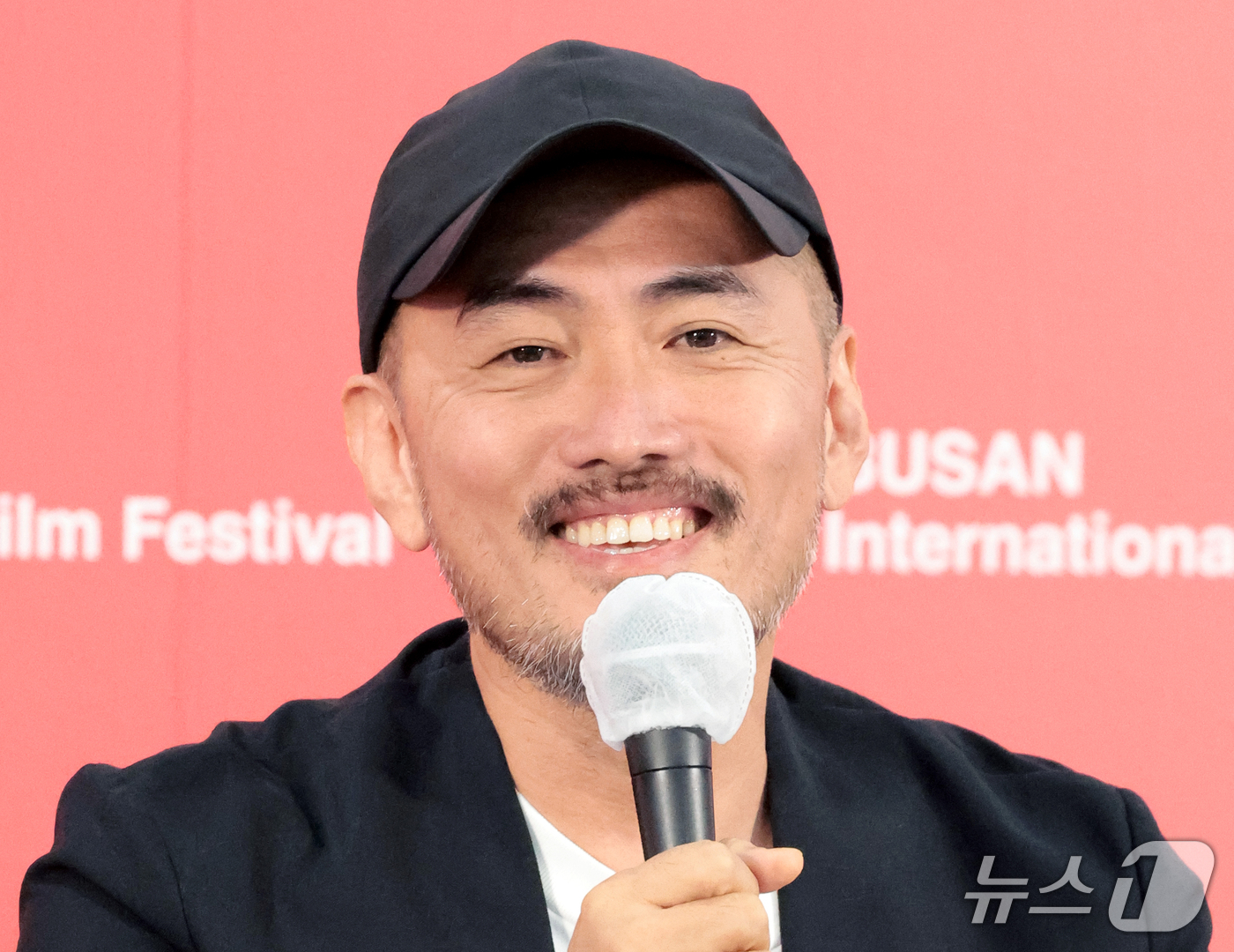 (부산=뉴스1) 권현진 기자 = 염규복 감독이 9일 부산 해운대구 영화의전당 비프힐에서 열린 경쟁 ‘긴긴밤’ 기자회견에서 미소를 짓고 있다. 2026.10.9/뉴스1