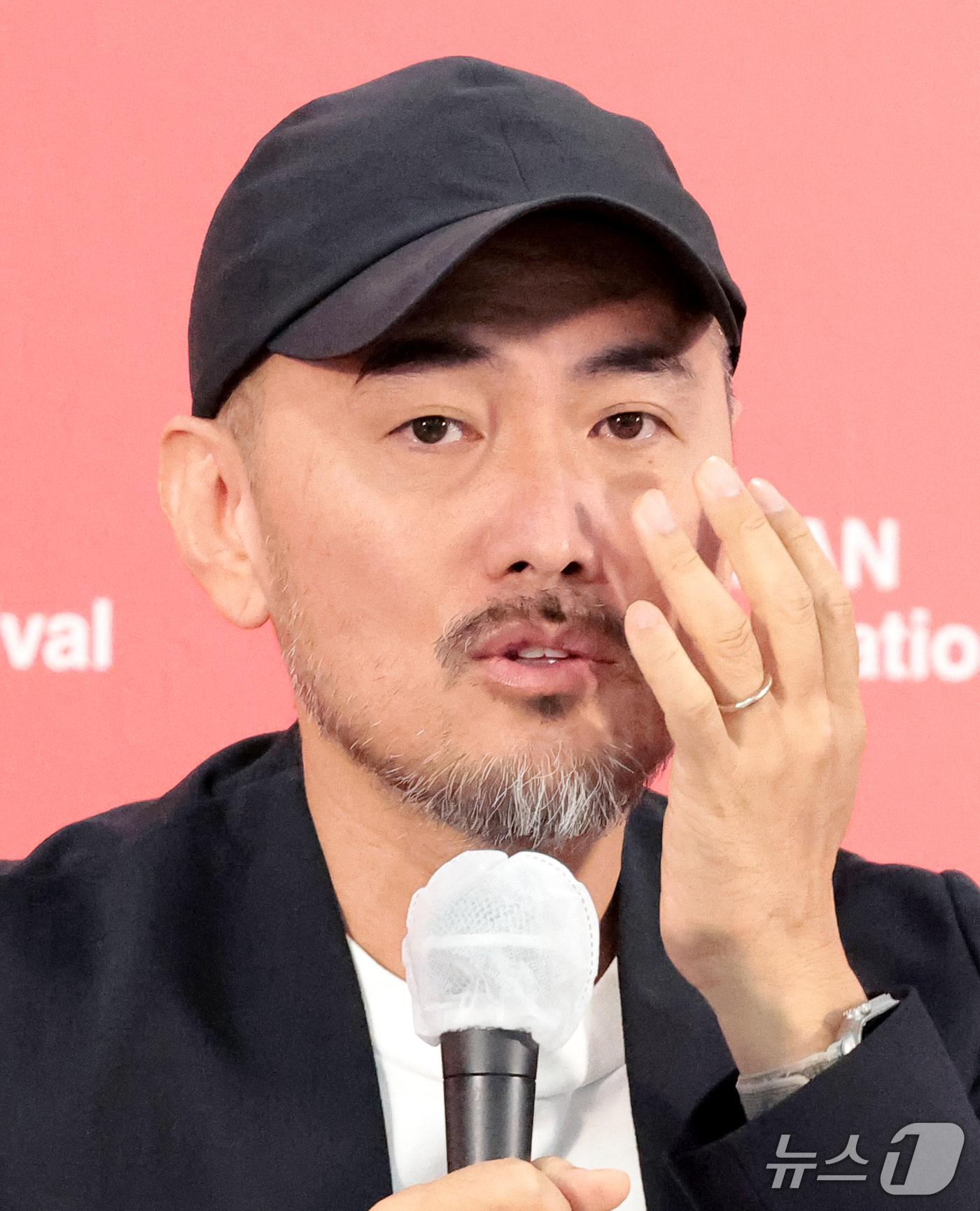 (부산=뉴스1) 권현진 기자 = 염규복 감독이 9일 부산 해운대구 영화의전당 비프힐에서 열린 경쟁 ‘긴긴밤’ 기자회견에서 취재진 질문에 답하고 있다. 2026.10.9/뉴스1