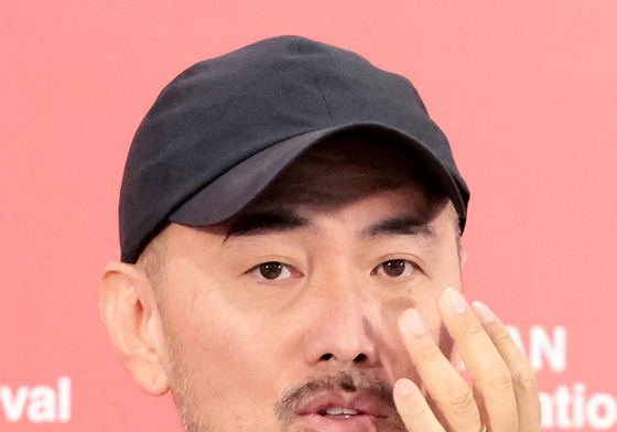 염규복 감독 '긴긴밤' 입복장들고 BIFF 나들이
