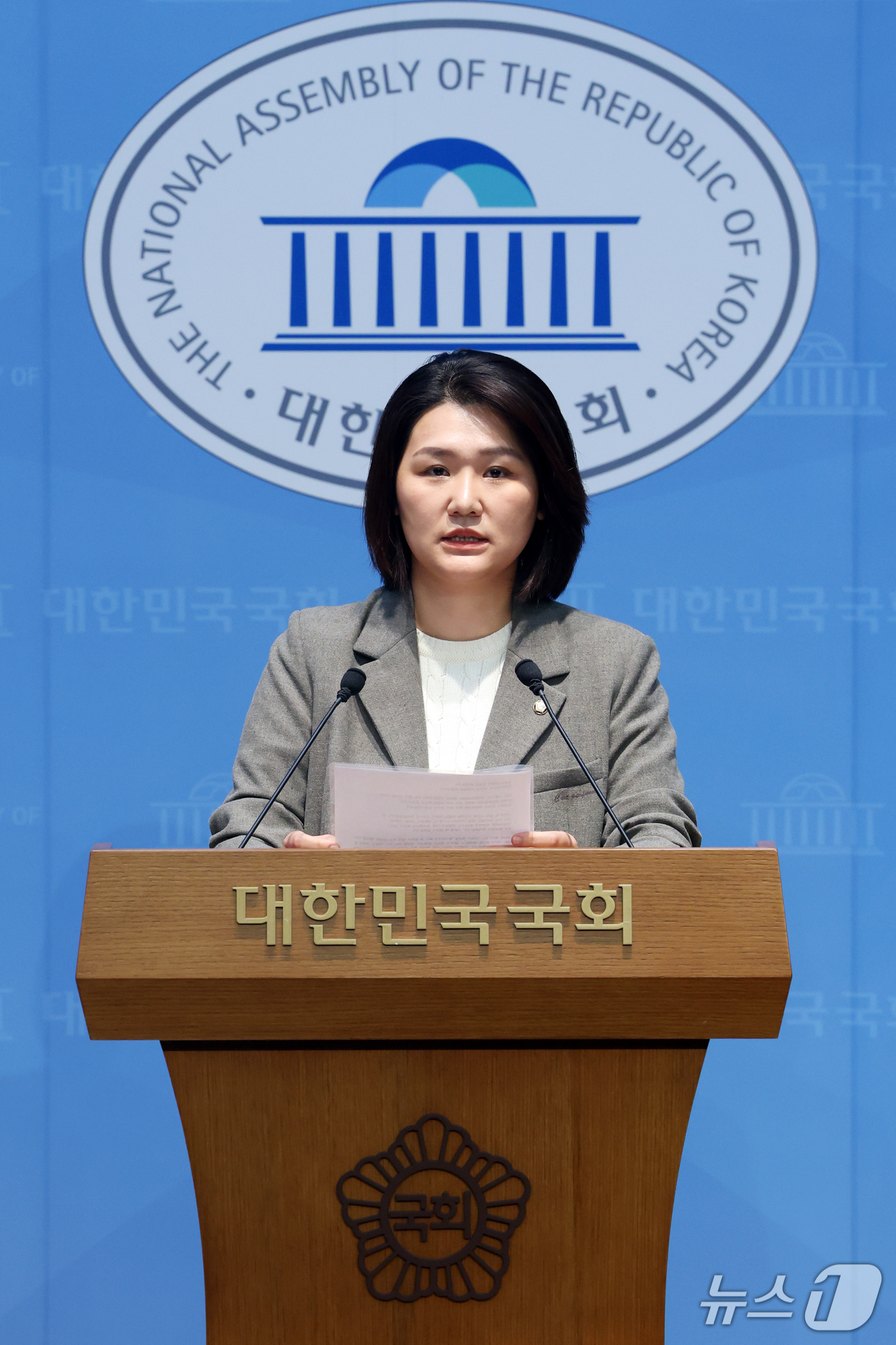 (서울=뉴스1) 황기선 기자 = 손솔 진보당 의원이 9일 오전 서울 여의도 국회 소통관에서 김태규 국민의힘 의원의 사과를 촉구 하는 기자회견을 하고 있다.이날 손의원은 기자회견을 …