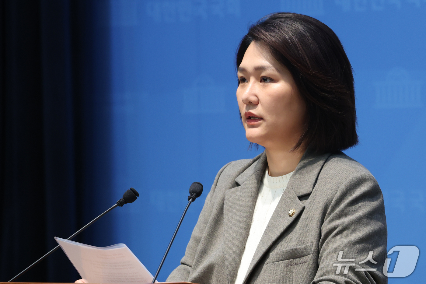 (서울=뉴스1) 황기선 기자 = 손솔 진보당 의원이 9일 오전 서울 여의도 국회 소통관에서 김태규 국민의힘 의원의 사과를 촉구 하는 기자회견을 하고 있다.이날 손의원은 기자회견을 …