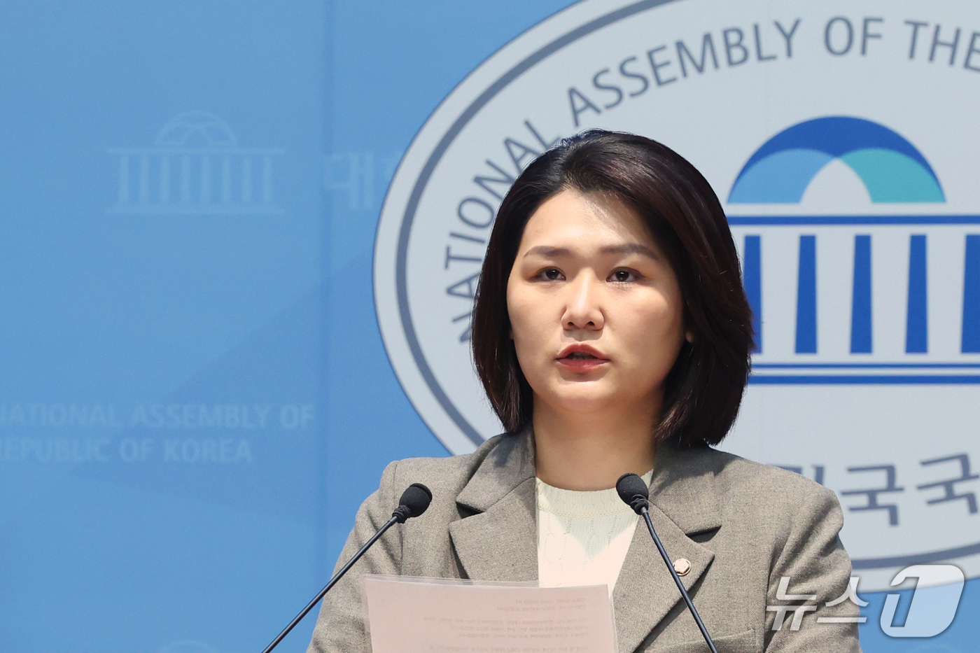 (서울=뉴스1) 황기선 기자 = 손솔 진보당 의원이 9일 오전 서울 여의도 국회 소통관에서 김태규 국민의힘 의원의 사과를 촉구 하는 기자회견을 하고 있다.이날 손의원은 기자회견을 …