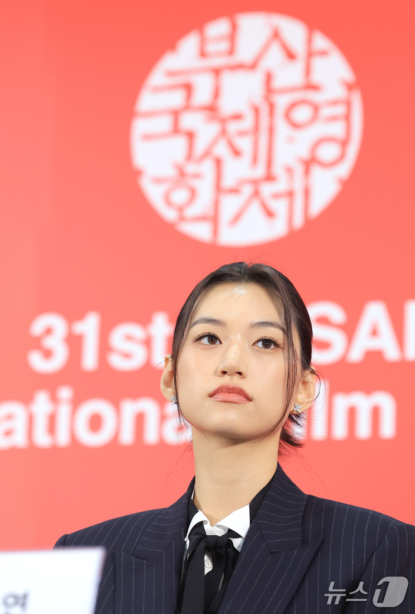 (부산=뉴스1) 권현진 기자 = 배우 김도연이 9일 부산 해운대구 영화의전당 비프힐에서 열린 경쟁 ‘도라’ 기자회견에서 생각에 잠겨있다. 2026.10.9/뉴스1