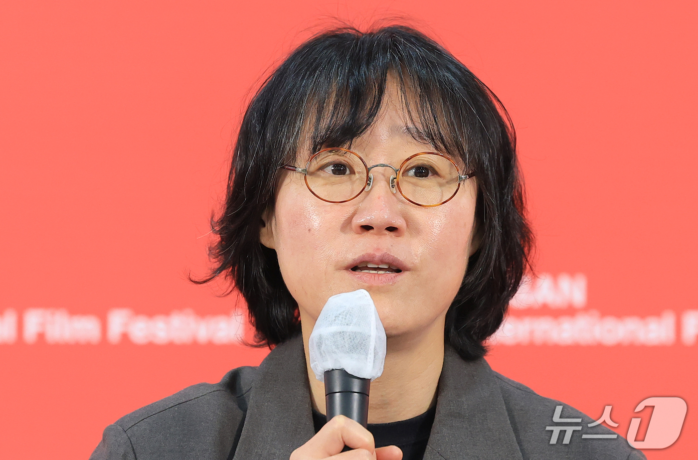 (부산=뉴스1) 권현진 기자 = 정주리 감독이 9일 부산 해운대구 영화의전당 비프힐에서 열린 경쟁 ‘도라’ 기자회견에서 인사말을 하고 있다. 2026.10.9/뉴스1