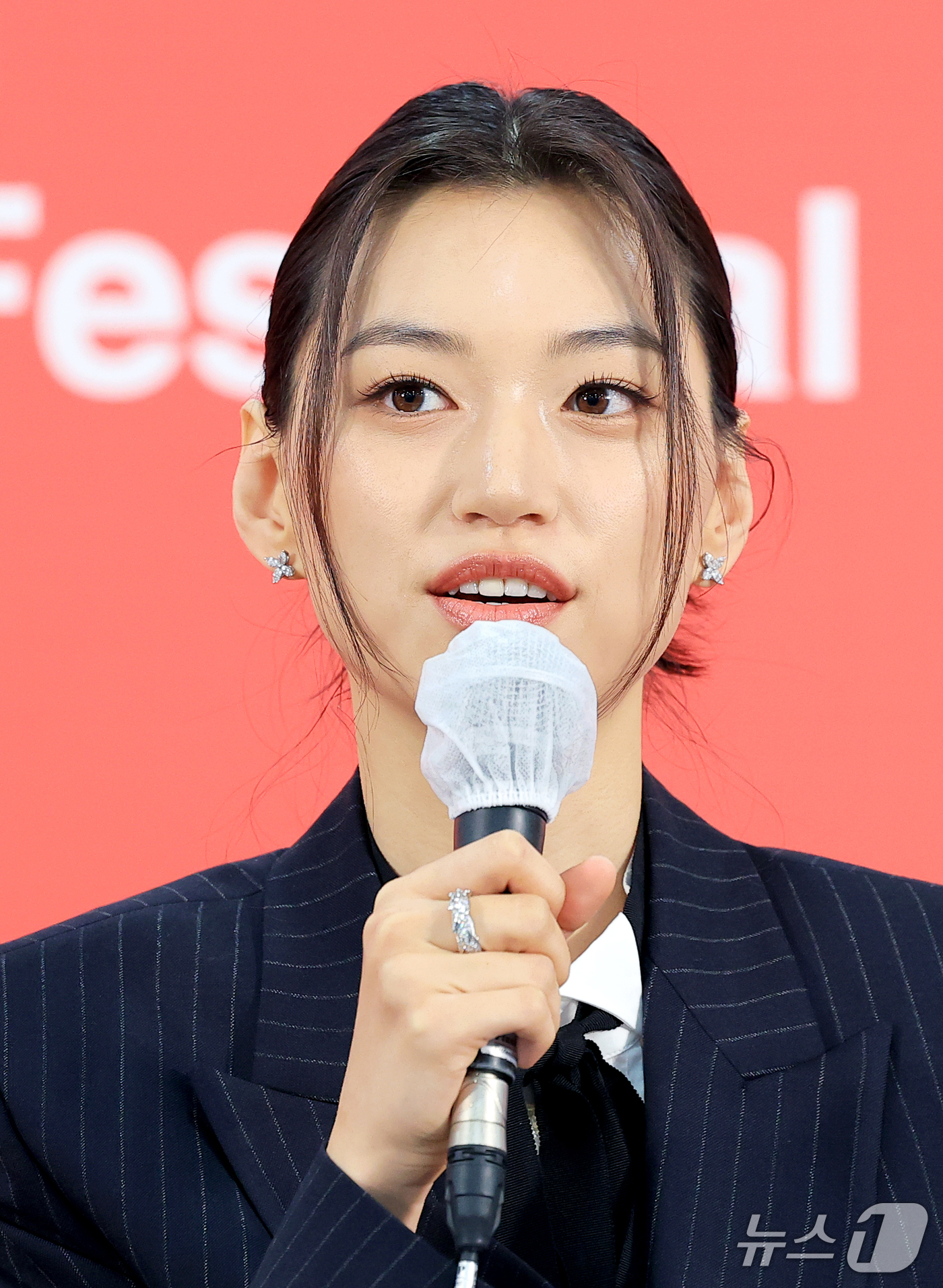 (부산=뉴스1) 권현진 기자 = 배우 김도연이 9일 부산 해운대구 영화의전당 비프힐에서 열린 경쟁 ‘도라’ 기자회견에서 인사말을 하고 있다. 2026.10.9/뉴스1