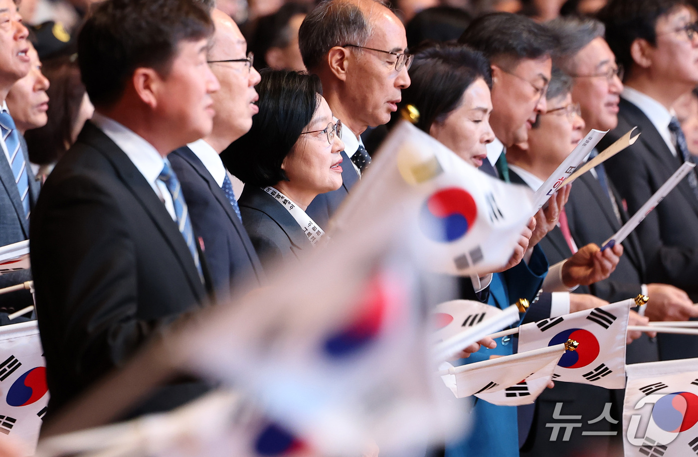 (서울=뉴스1) 김성진 기자 = 한성숙 국무총리가 9일 서울 종로구 세종문화회관 대극장에서 열린 580돌 한글날 경축식에서 한글날 노래를 부르고 있다. 2026.10.9/뉴스1