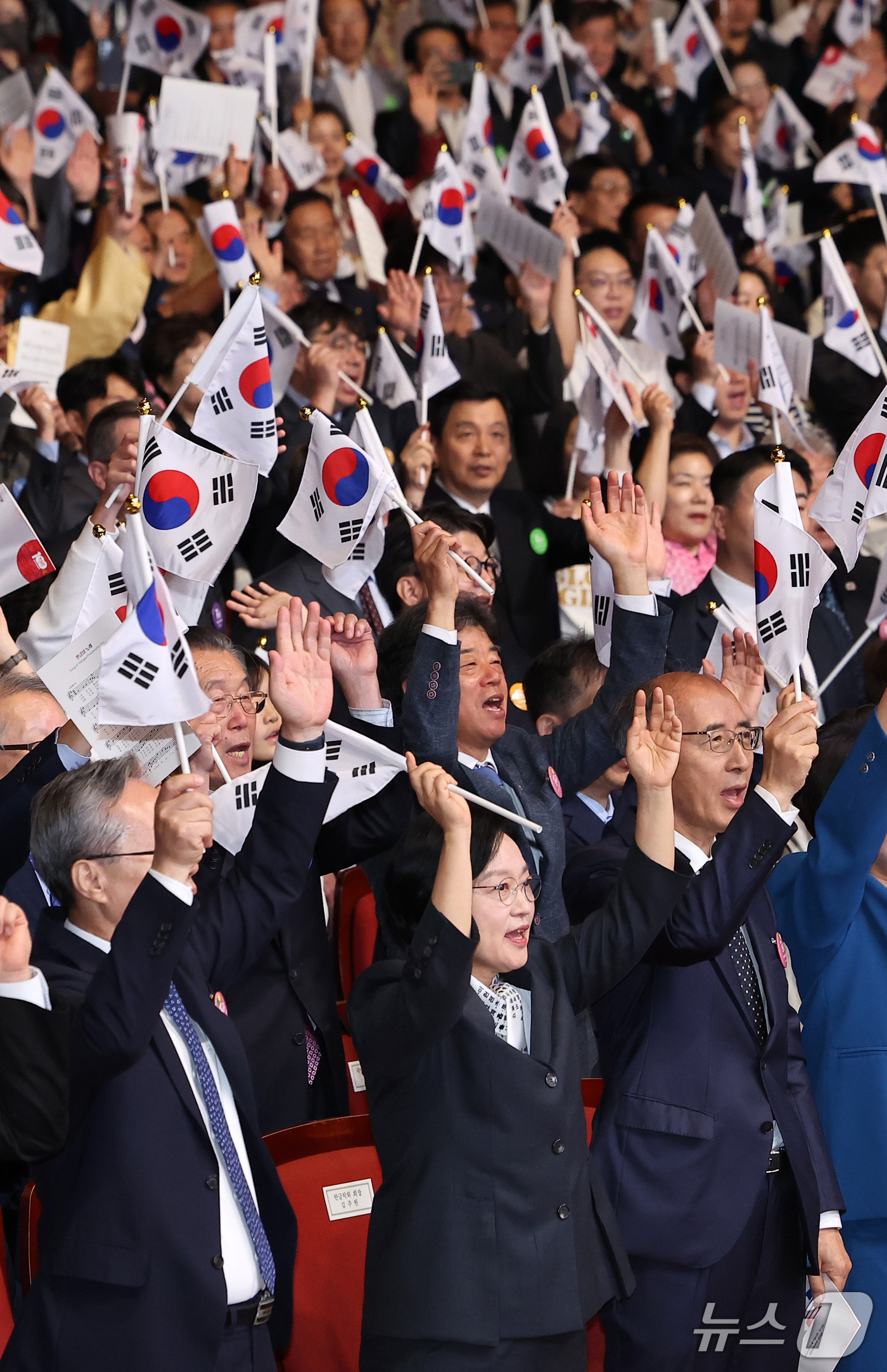 (서울=뉴스1) 김성진 기자 = 한성숙 국무총리가 9일 서울 종로구 세종문화회관 대극장에서 열린 580돌 한글날 경축식에서 만세 삼창을 하고 있다. 2026.10.9/뉴스1