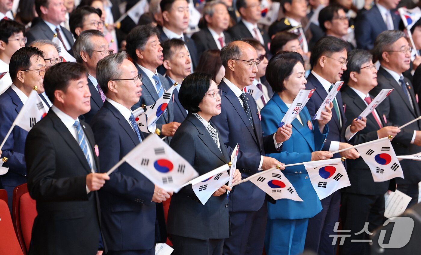 본문 이미지 - 한성숙 국무총리가 9일 서울 종로구 세종문화회관 대극장에서 열린 580돌 한글날 경축식에서 한글날 노래를 부르고 있다. 2026.10.9 ⓒ 뉴스1 김성진 기자