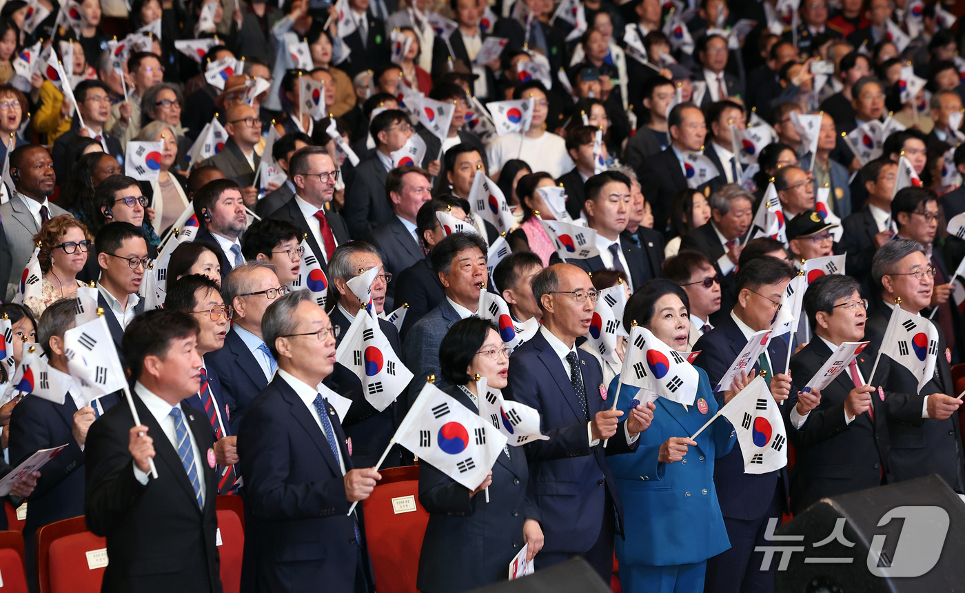 (서울=뉴스1) 김성진 기자 = 한성숙 국무총리가 9일 서울 종로구 세종문화회관 대극장에서 열린 580돌 한글날 경축식에서 한글날 노래를 부르고 있다. 2026.10.9/뉴스1