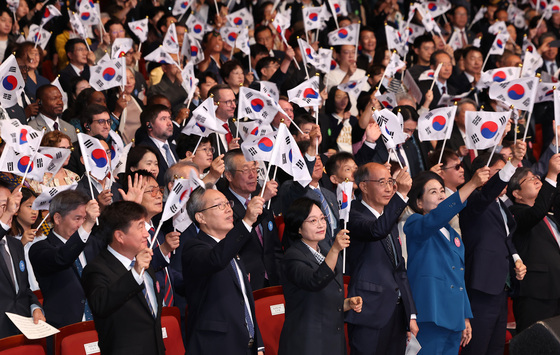 태극기 흔드는 한성숙 총리